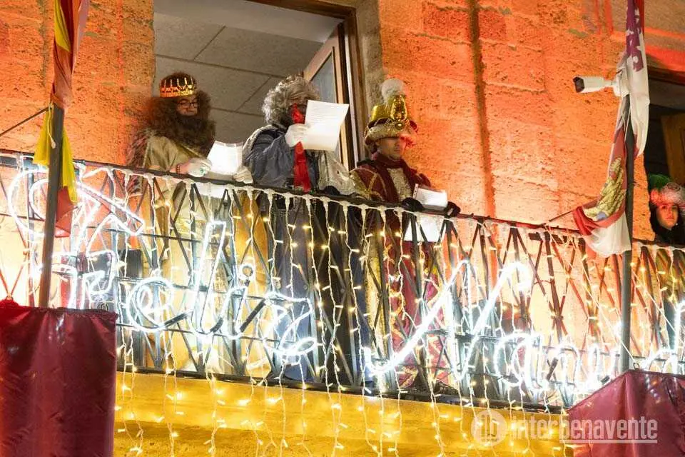 Los Reyes Magos en el balc&oacute;n del Ayuntamiento de Benavente