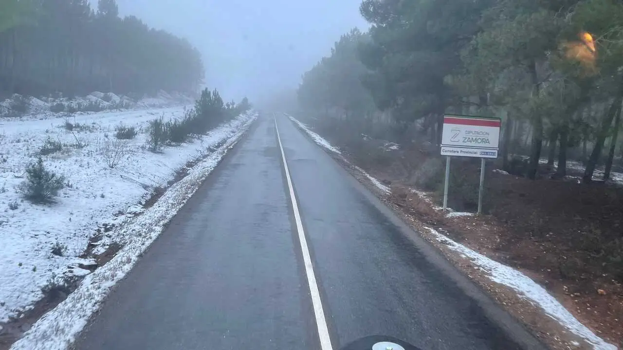 Carretera de la zona Aliste con nieve