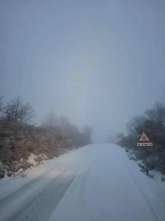 La niev cubre una carretera de la provincia zamorana