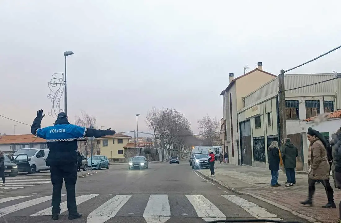 Policia Local regula el tr&aacute;fico en el colegio Alejandro Casona