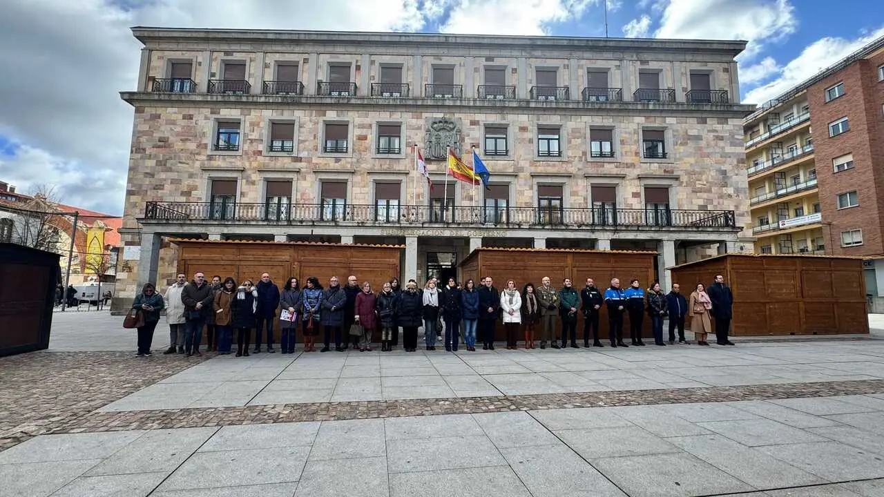 Minuto de silencio en la Plaza de la Constituci&oacute;n de Zamora
