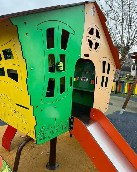 Parque infantil Morales del Vino reparado