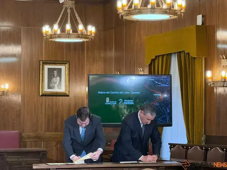 Ma&ntilde;ueco y Fa&uacute;ndez firman el convenio de Camino Lobo