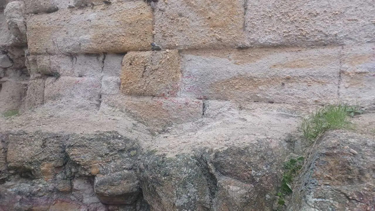 Limpian las pintadas en la muralla Zamora (2)