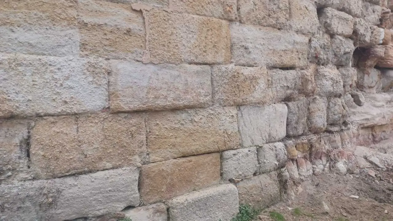 Limpian las pintadas en la muralla Zamora (3)