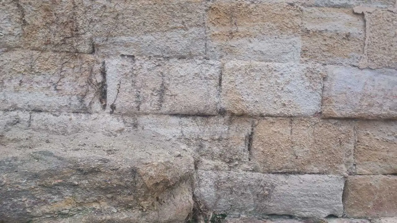 Limpian las pintadas en la muralla Zamora (4)