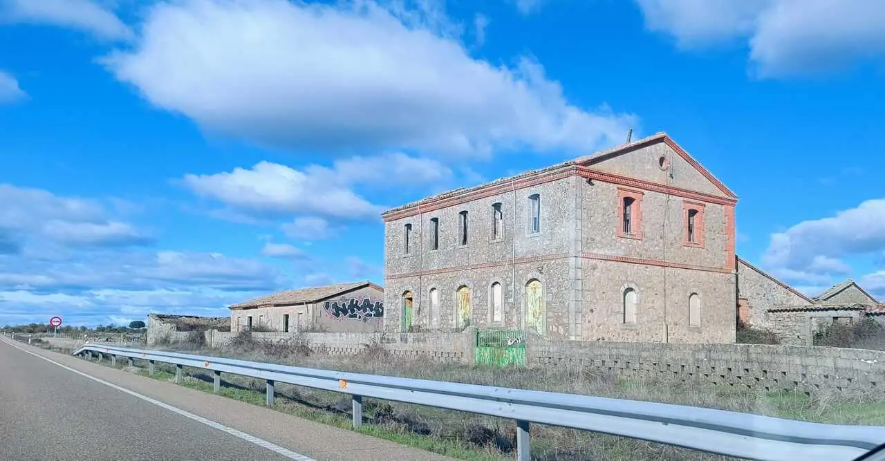 Antigua f&aacute;brica de harina en la N-122
