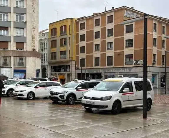 Concentraci&oacute;n de taxis en la Subdelegaci&oacute;n del Gobierno. Imagen de archivo