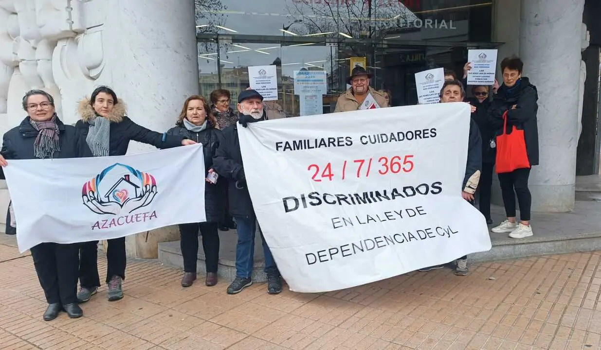 Cuidadores protestan frente a la Delegaci&oacute;n de la Junta en Zamora