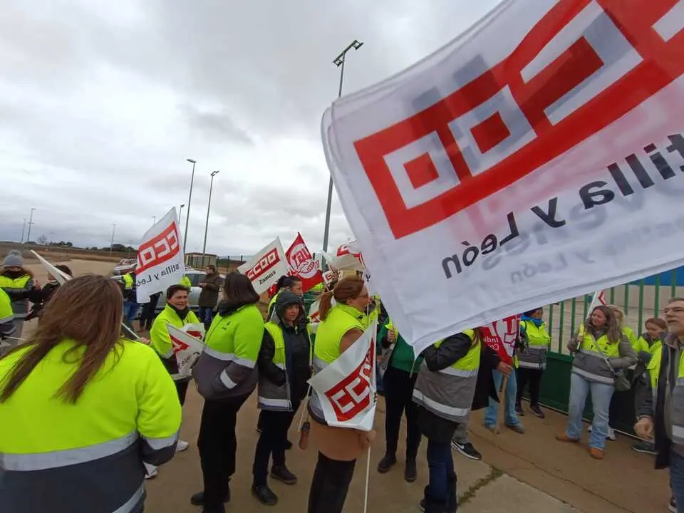 concentraci&oacute;n de empleados Tableros Los&aacute;n en Villabr&aacute;zaro  (4)