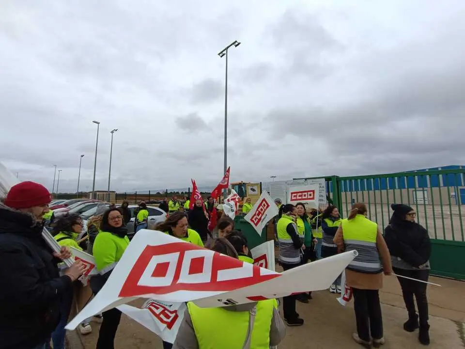 concentraci&oacute;n de empleados Tableros Los&aacute;n en Villabr&aacute;zaro  (5)