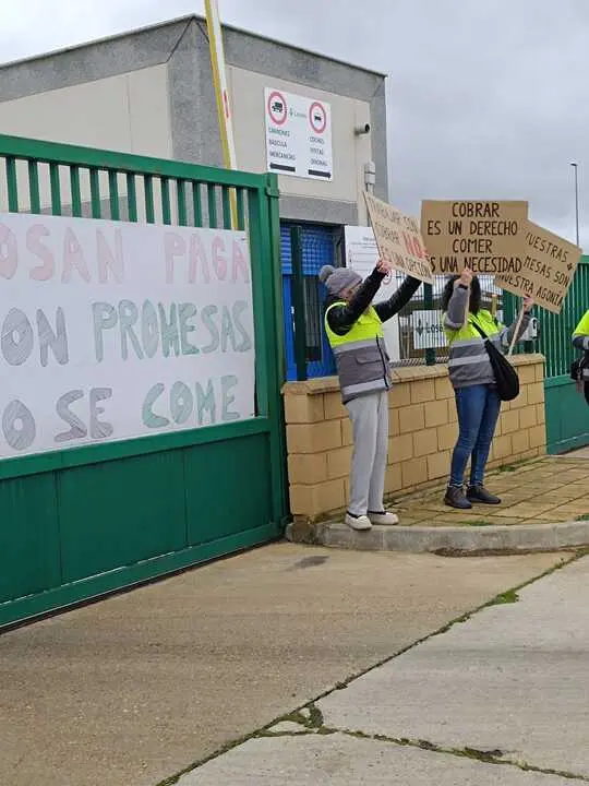 concentraci&oacute;n de empleados Tableros Los&aacute;n en Villabr&aacute;zaro  (7)