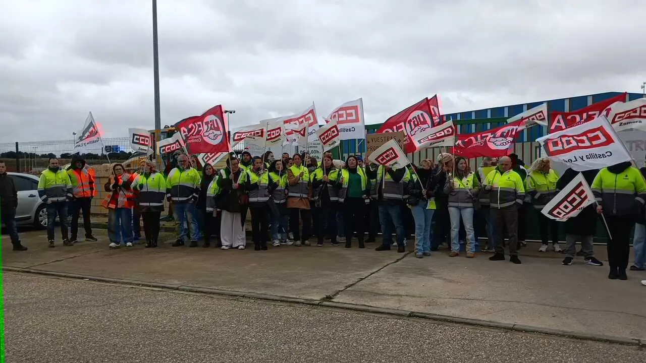 concentraci&oacute;n de empleados Tableros Los&aacute;n en Villabr&aacute;zaro  (12)