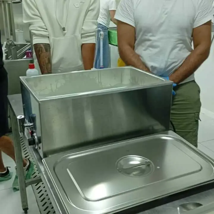 Alumnos en la Escuela Internacional de Industrias L&aacute;cteas. Foto Facebook