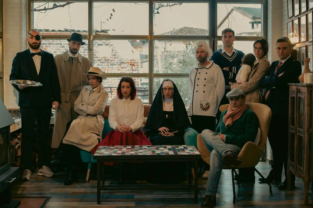 V&iacute;ctor Luna, en primer t&eacute;rmino, con el "reparto" del juego del Cluedo