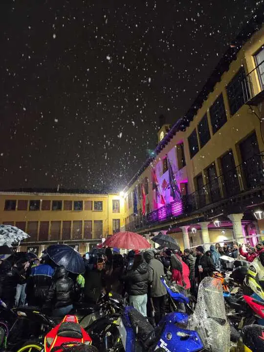 P&uacute;blico y motoristas aguantan bajo la nieve