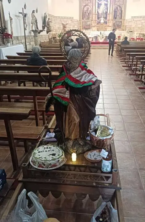 Imagen de San Ant&oacute;n con algunos productos de la subasta