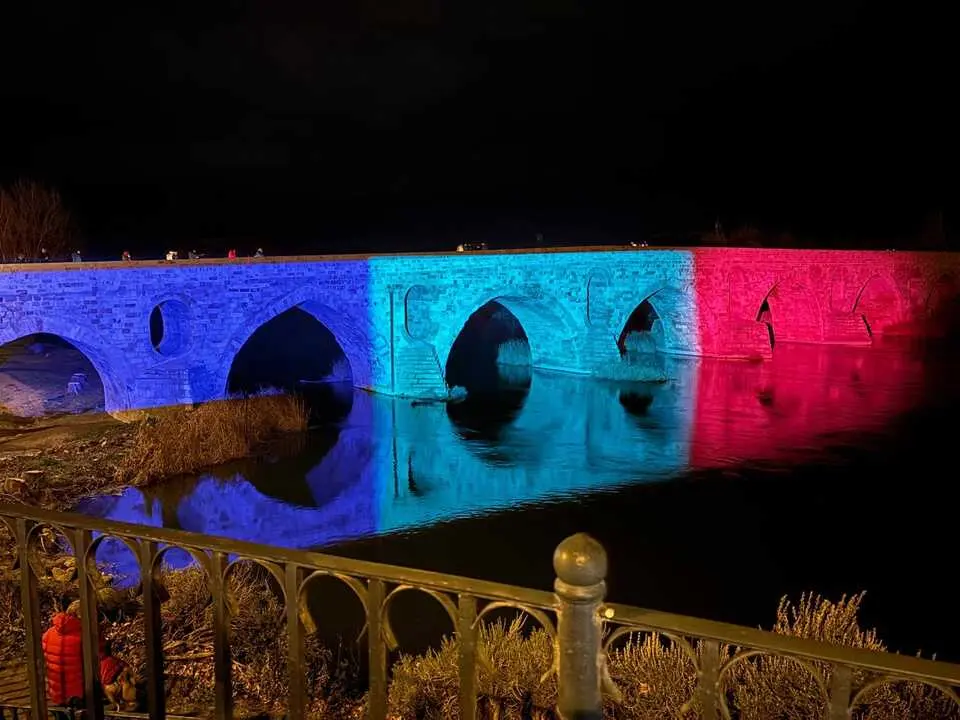 pruebas de luces en el Puente de Piedra