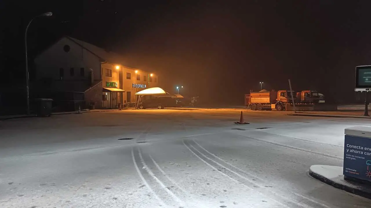 El entorno de la gasolinera de Puebla de Sanabria, con nieve en la noche de este mi&eacute;rcoles