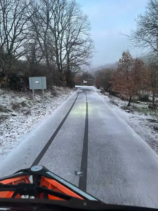 Quitanieves en una carretera de Sanabria
