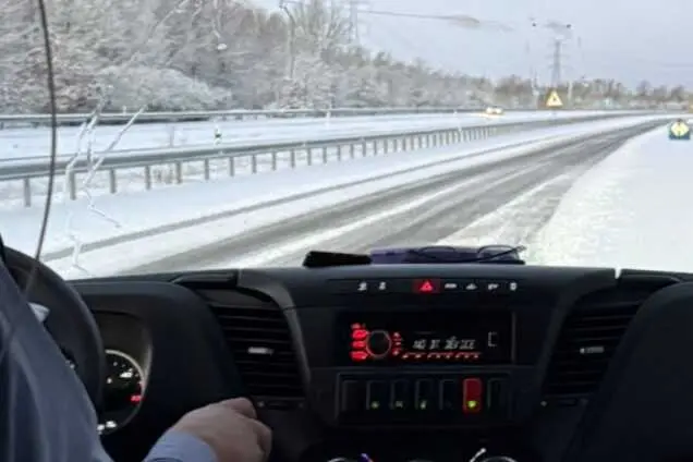 Veh&iacute;culo circula por una v&iacute;a nevada