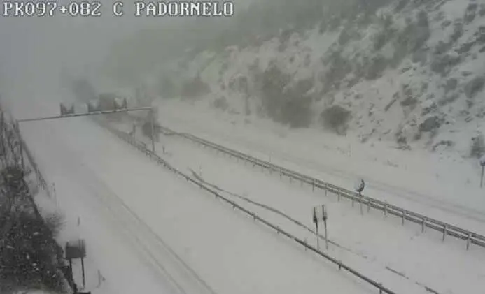 A-52, a la altura de Padornelo, completada nevada