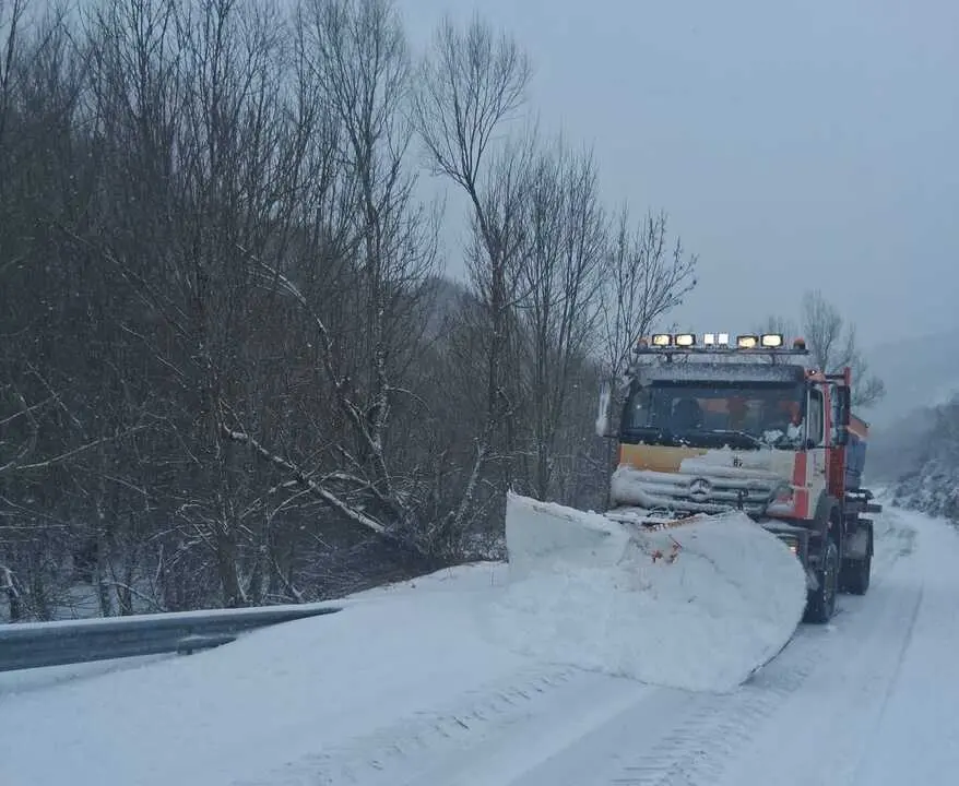 M&aacute;quina quitanieves trabajando en una v&iacute;a auton&oacute;mica