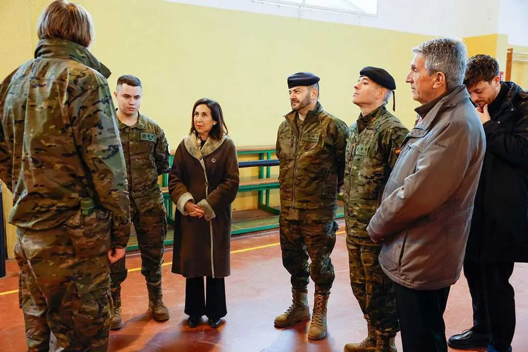 La ministra de Defensa, Margarita Robles, conversa con los militares ucranianos que se instruyen en la Academia de Infanter&iacute;a de Toledo