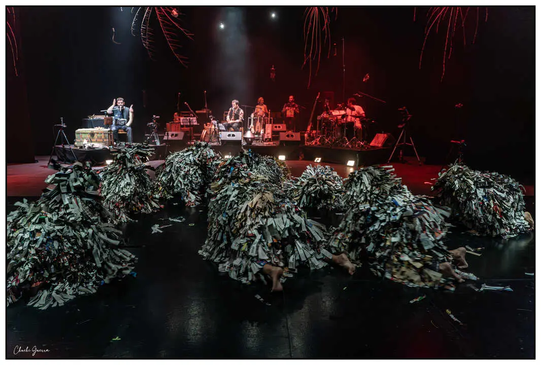 Las diez filandorras al comienzo de su actuaci&oacute;n en el LAVA de Valladolid. Fotograf&iacute;a Chuchi Guerra