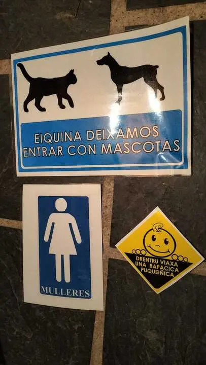 Carteles en sanabr&eacute;s