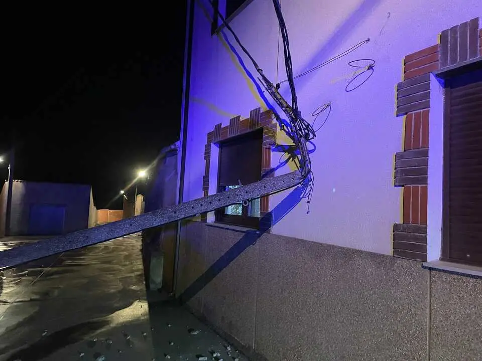 Los Bomberos del Parque de Benavente intervienen por la ca&iacute;da de un poste el&eacute;ctrico en Castrogonzalo (2)