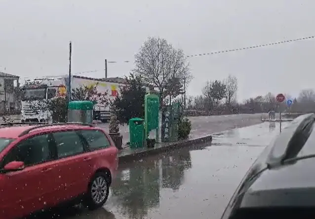 Entorno de la gasolinera de Puebla de Sanabria con nieve