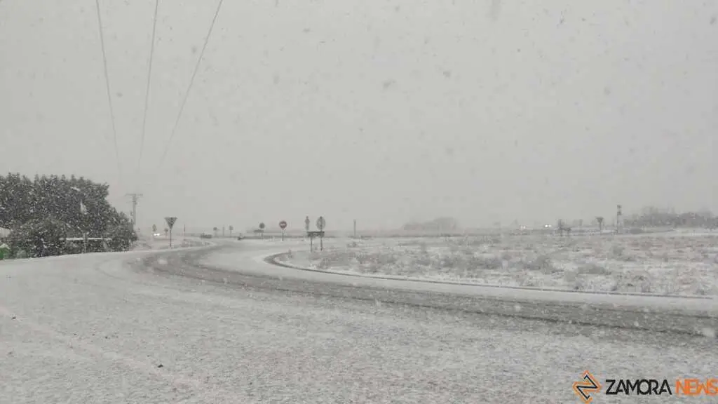 una carretera de Zamora cubiera de nieve 