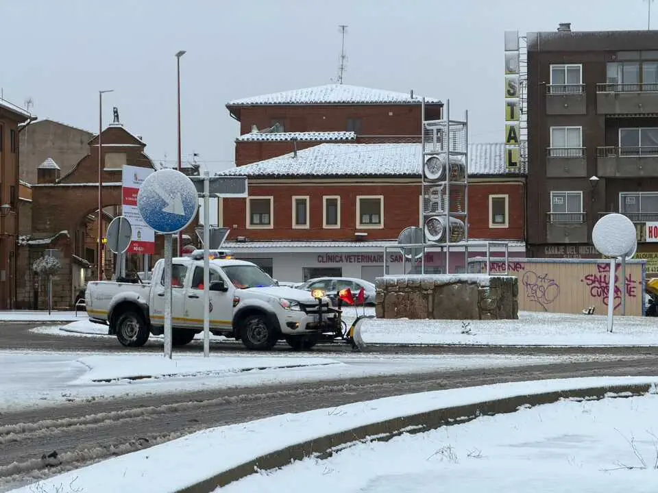 Toro nevadas - equipos trabajando en las calles - IMAGEN AYT. DE TORO