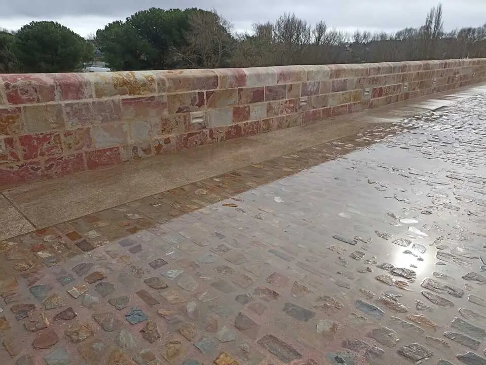 Agua acumulada en el Puente de Piedra. Foto Zamora S&iacute;