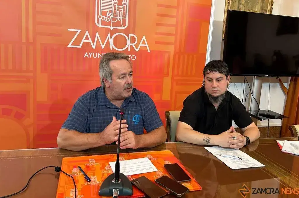 El concejal Diego Bernardo, acompa&ntilde;ado del alcalde, durante la presentaci&oacute;n en rueda de prensa del nuevo Reglamento Org&aacute;nico. Imagen Archivo