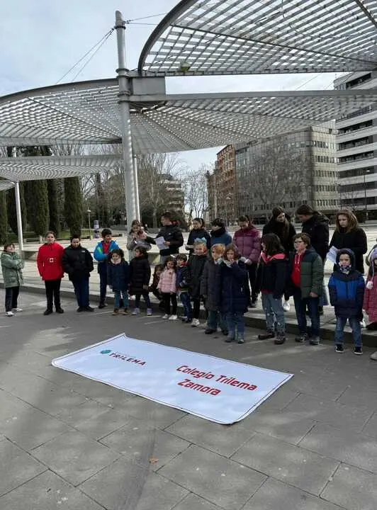 El Colegio Trilema Zamora llena la Marina de mensajes de paz y convivencia (4)