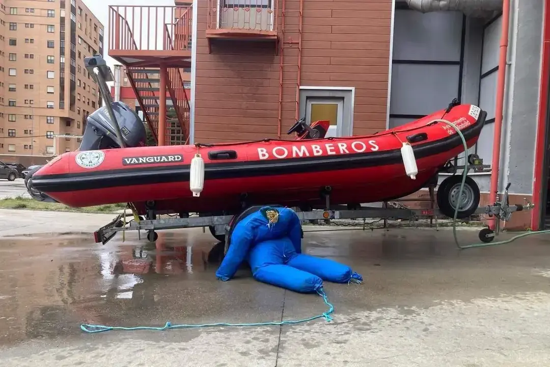 Maniqu&iacute; de paja rescatado del r&iacute;o Pisuerga por los Bomberos de Valladolid. Imagen Valladolid Plural