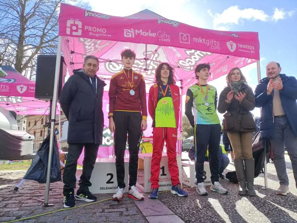 Ivan Bueno Vazquez luciendo la medalla de Subcampeon Sub 18,10 km marcha