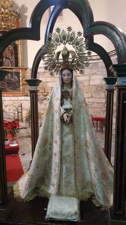 La Virgen con una de las tartas que se repartieron por las Candelas