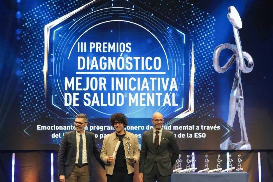 Miguel de Lucas posa con su premio en la gala.