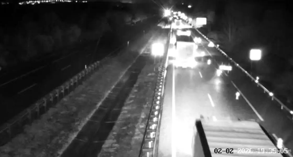 retenci&oacute;n de camiones en la autovia por la nieve