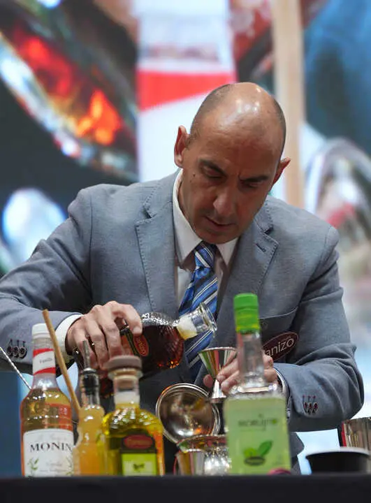 El barman ganador de la edici&oacute;n anterior, preparando su c&oacute;ctel