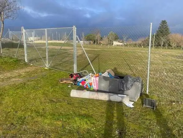 Morales del Vino residuos junto al ceemntario - imagen redes