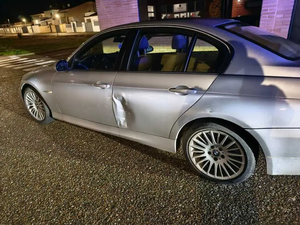 golpe en un coche estacionado en Morales del Vino