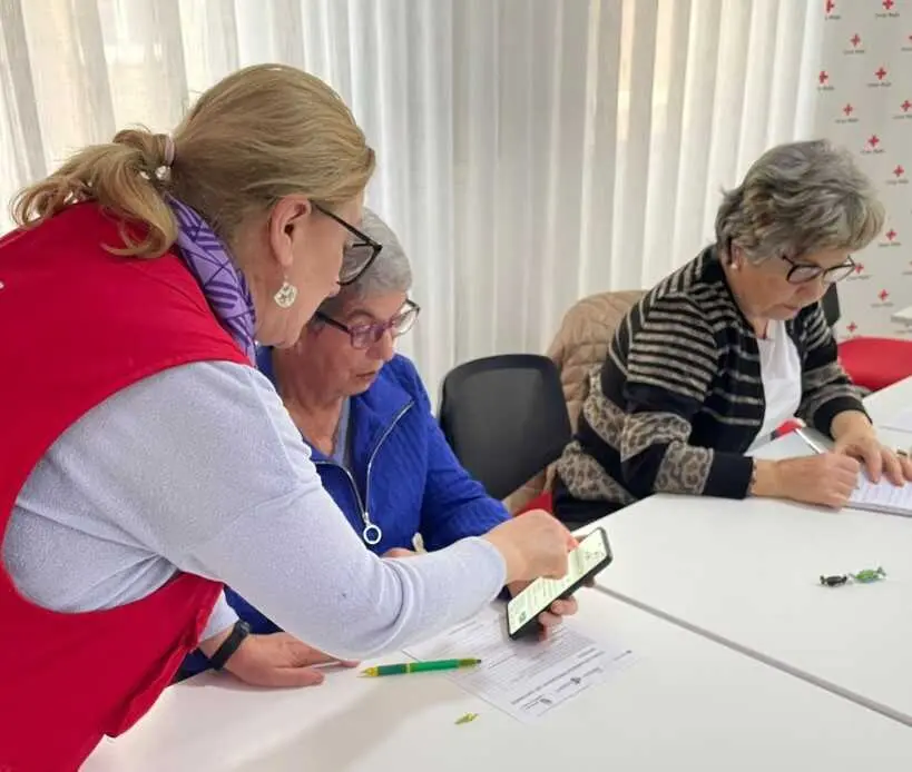 Talleres tecnolog&iacute;a para mayores Cruz Roja Zamora 