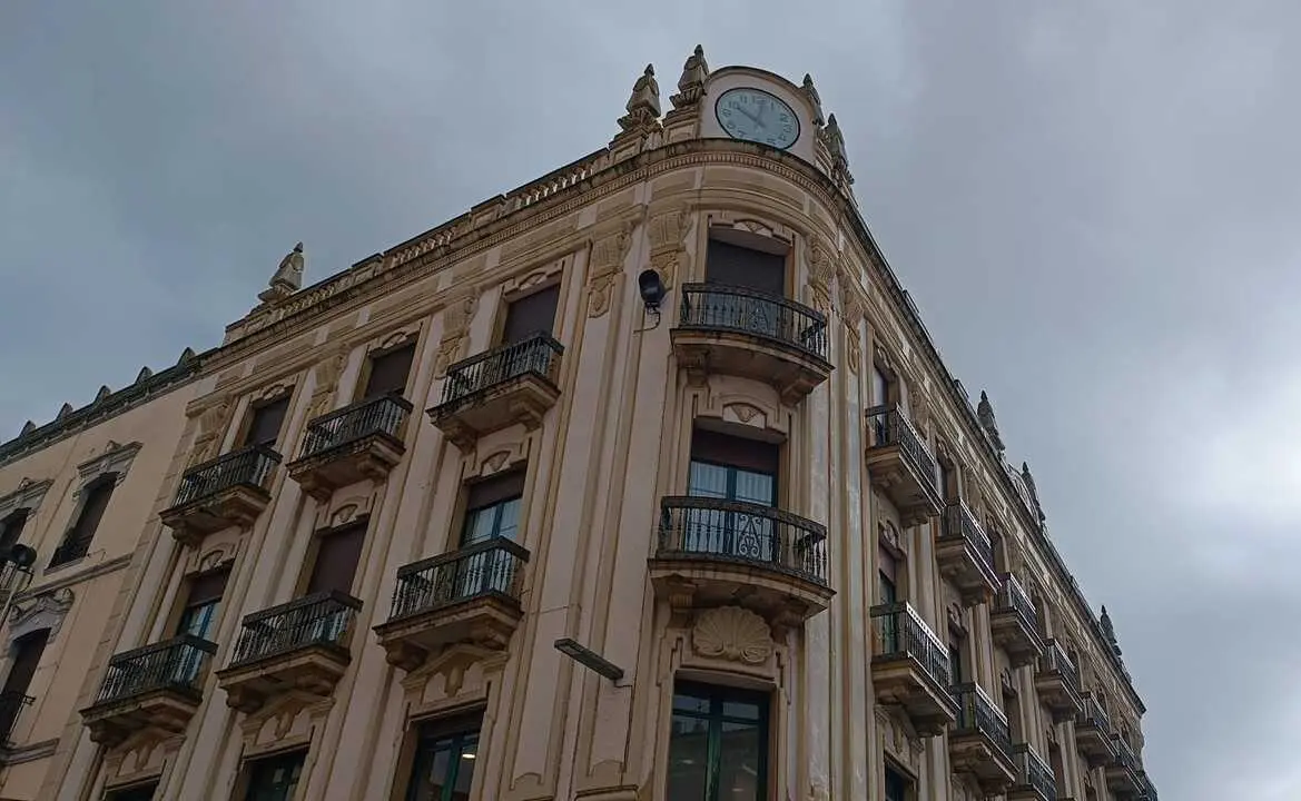 Reloj en el edificio del Banco Sabadell