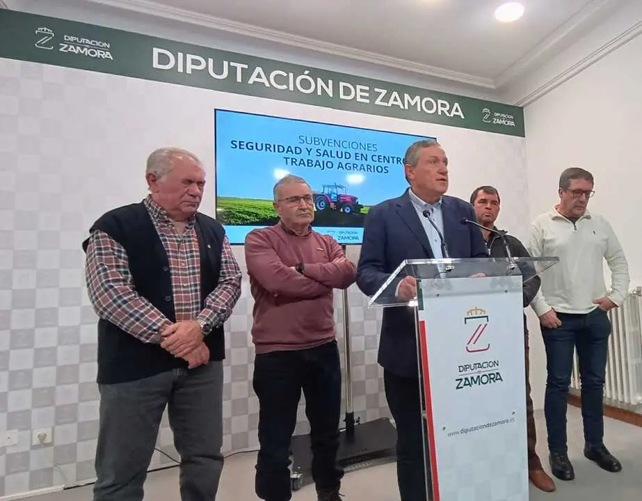 El presidente de la Diputaci&oacute;n y los sindicatos en la rueda de prensa