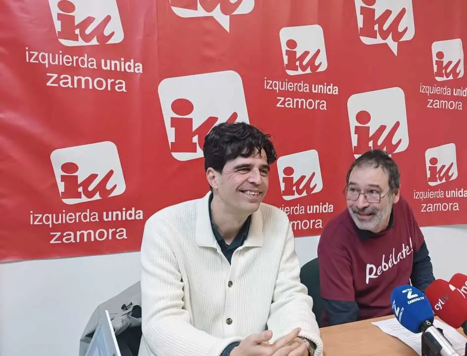 Vi&ntilde;as y Gasc&oacute;n en la sede municipal de IU