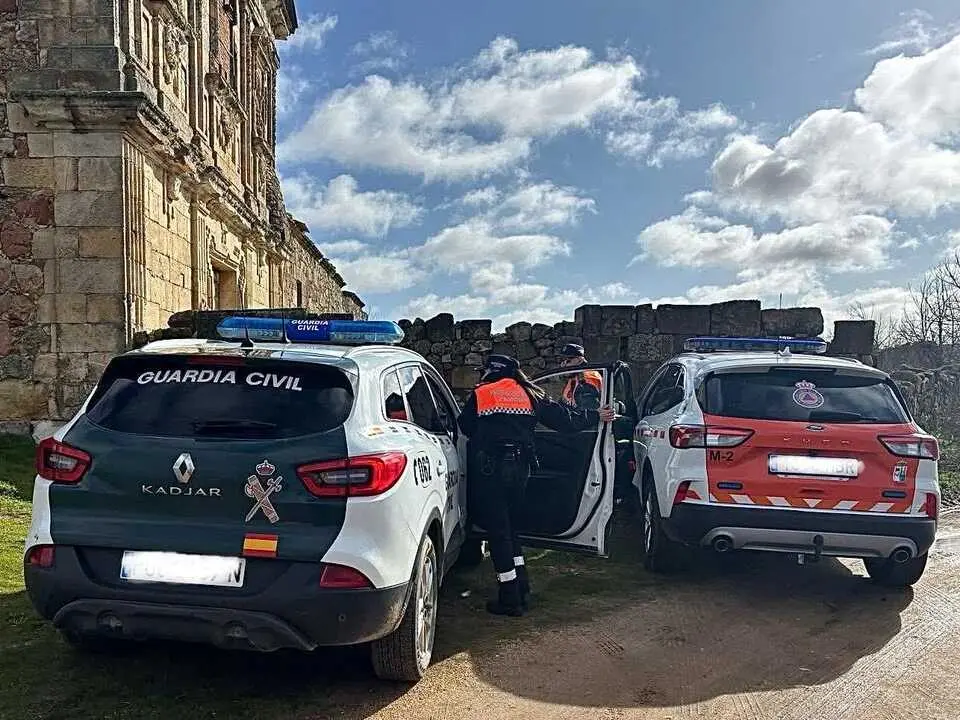 Coches de Guardia Civil y Protecci&oacute;n Civil